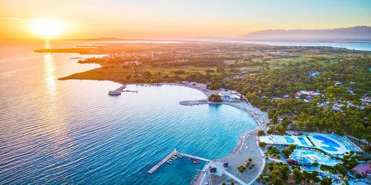 Resort v chorvatském Zatonu: mobilhome až pro 7 os., 400 m na pláž, bazény a zábava, možnost polopenze