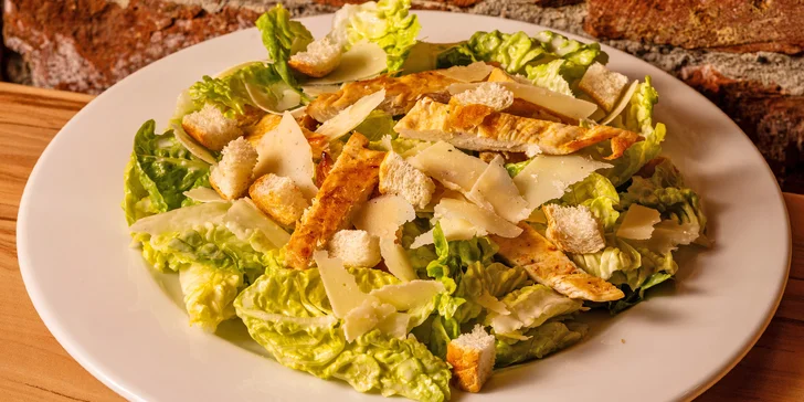 Hovězí, kuřecí i vege burgery, tortily, stripsy, smažáky, saláty i výběr z příloh