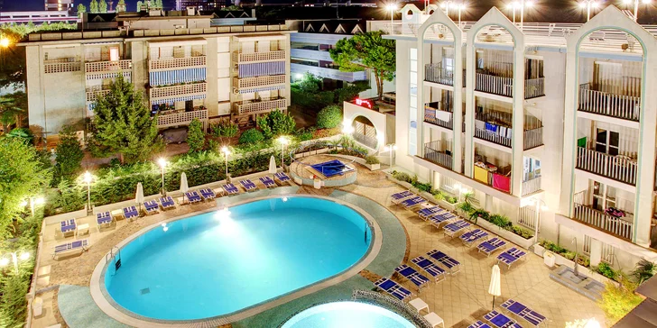 Lignano Sabbiadoro: 4* hotel u pláže se snídaní či polopenzí, bazén a vířivka