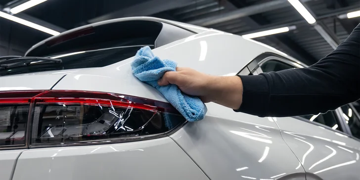 Důkladné čištění interiéru a základní mytí exteriéru auta