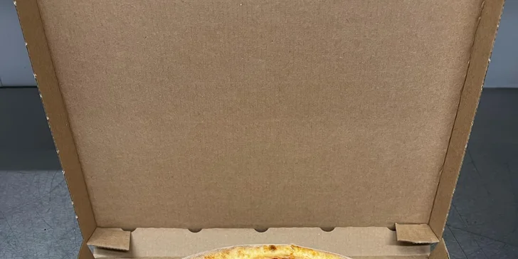 Pizza s sebou pro 1 i 2 osoby: průměr 32 i 40 cm, slanina, špenát i tvarůžky