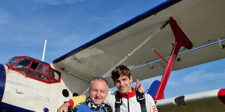 Tandemový seskok s padákem nebo základní výcvik až se 3 samostatnými seskoky