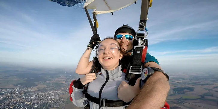 Tandemový seskok s padákem nebo základní výcvik až se 3 samostatnými seskoky