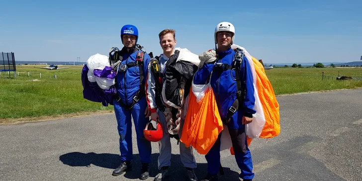 Tandemový seskok s padákem nebo základní výcvik až se 3 samostatnými seskoky