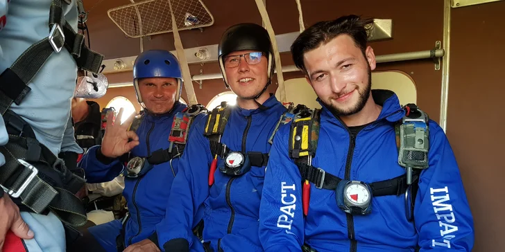 Tandemový seskok s padákem nebo základní výcvik až se 3 samostatnými seskoky