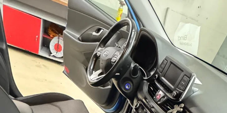 Péče o váš vůz: čištění klimatizace, interiéru, renovace světlometů i strojní leštění