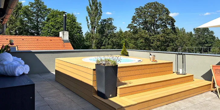 Vstup do zámeckého wellness pro 1 nebo 2 osoby: bazén, sauna, vířivka i lahev sektu