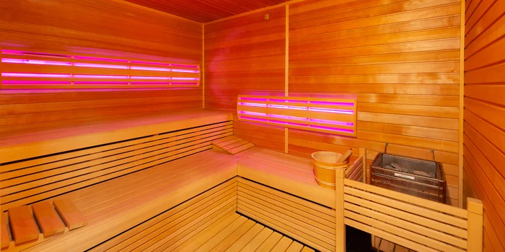 Vstup do zámeckého wellness pro 1 nebo 2 osoby: bazén, sauna, vířivka i lahev sektu
