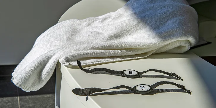Vstup do zámeckého wellness pro 1 nebo 2 osoby: bazén, sauna, vířivka i lahev sektu
