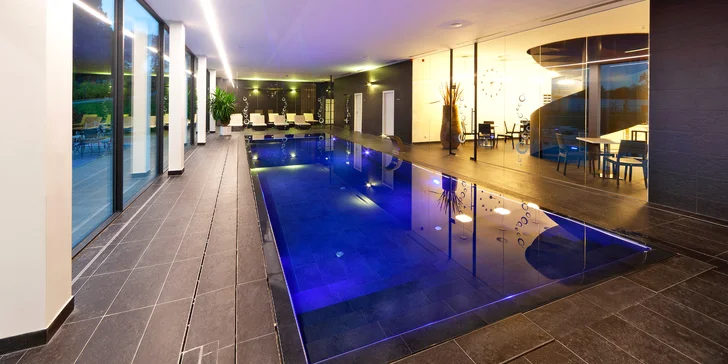 Vstup do zámeckého wellness pro 1 nebo 2 osoby: bazén, sauna, vířivka i lahev sektu