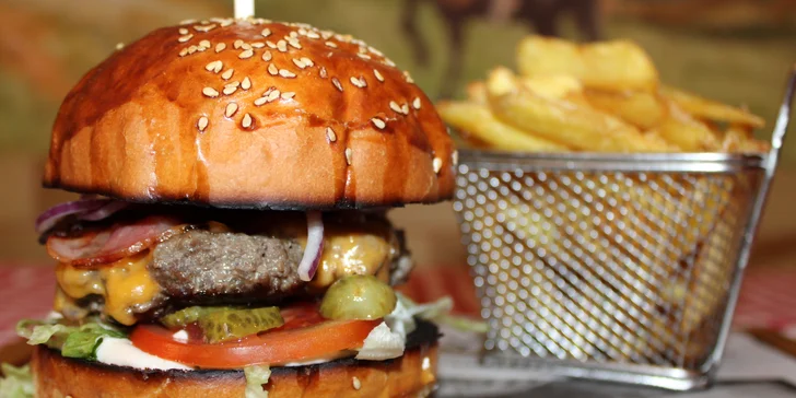 Šťavnatý burger s hovězím a čedarem vč. hranolků pro 1-2 osoby
