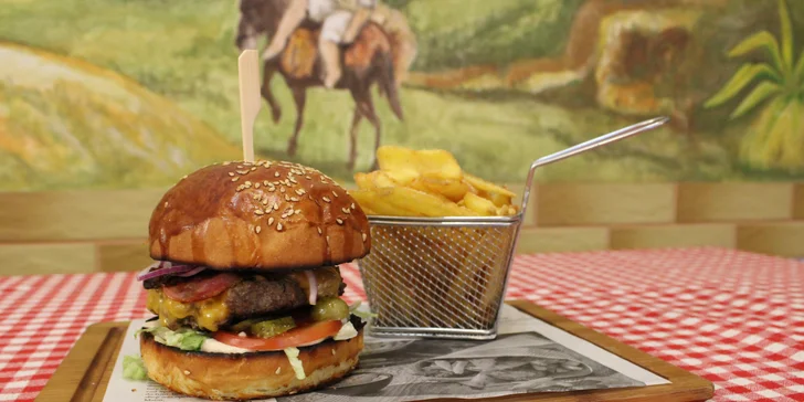Šťavnatý burger s hovězím a čedarem vč. hranolků pro 1-2 osoby