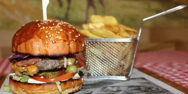 Šťavnatý burger s hovězím a čedarem vč. hranolků pro 1-2 osoby