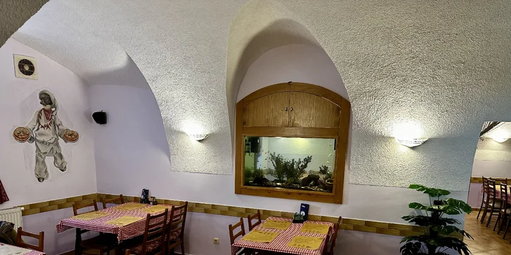 Pizza dle výběru pro 1 či 2 osoby: al pollo, prosciutto, sýrová i siciliana