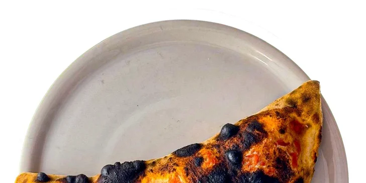 Pizza dle výběru pro 1 či 2 osoby: al pollo, prosciutto, sýrová i siciliana