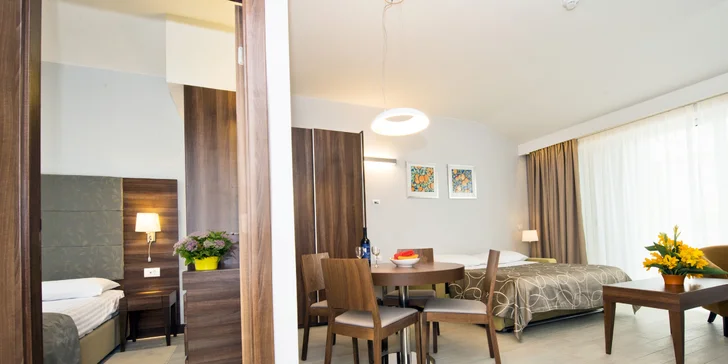 Apartmány v Dalmácii přímo u moře: možnost jídla a obří bazénový komplex
