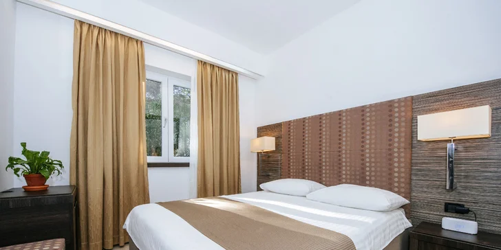 Apartmány v Dalmácii přímo u moře: možnost jídla a obří bazénový komplex
