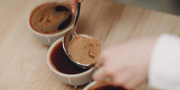 Cupping: zážitková degustace kávy z celého světa i kofeinový dárek pro 1 i 2 osoby