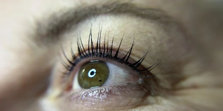 Krásná hned po probuzení: laminace obočí i lash filler