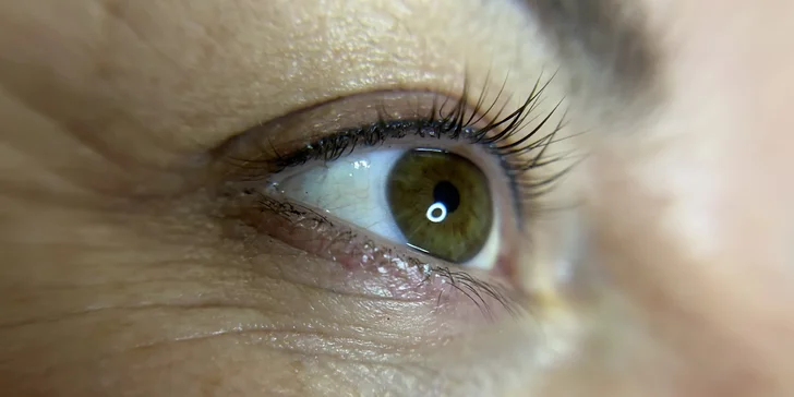 Krásná hned po probuzení: laminace obočí i lash filler