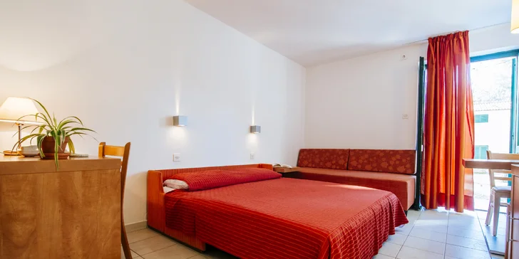 Prázdninový areál v Chorvatsku: studio či apartmán až pro 5 os., pláž a bazénový komplex
