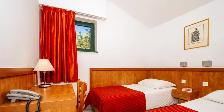 Prázdninový areál v Chorvatsku: studio či apartmán až pro 5 os., pláž a bazénový komplex