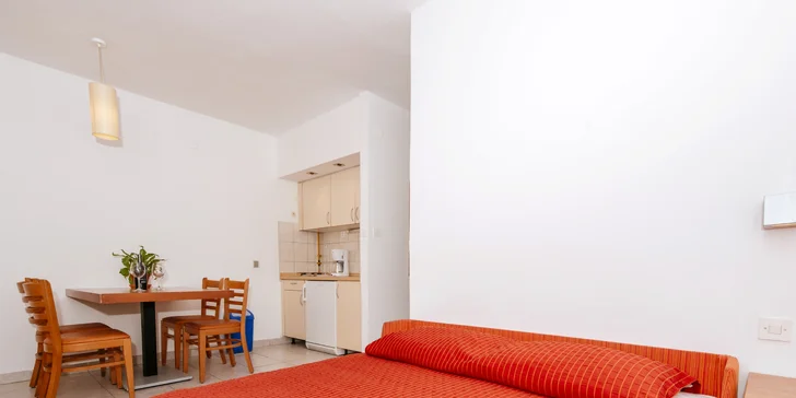 Prázdninový areál v Chorvatsku: studio či apartmán až pro 5 os., pláž a bazénový komplex