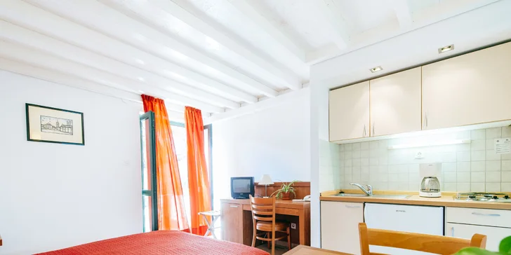 Prázdninový areál v Chorvatsku: studio či apartmán až pro 5 os., pláž a bazénový komplex
