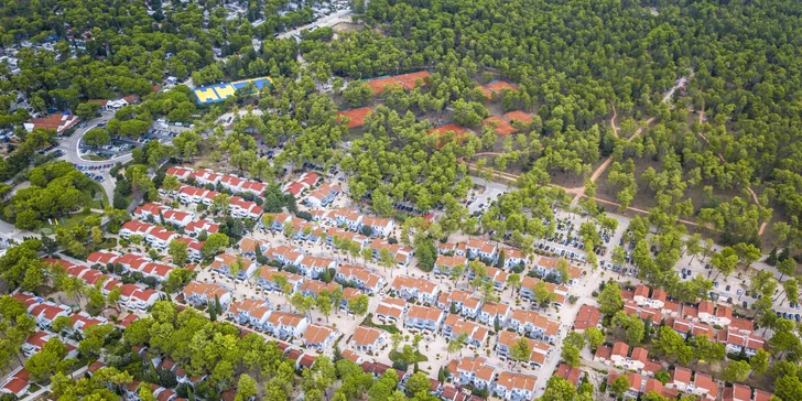 Prázdninový areál v Chorvatsku: studio či apartmán až pro 5 os., pláž a bazénový komplex