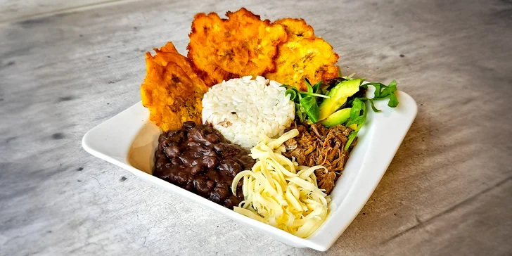 Venezuelské menu pro 1-2 osoby: plněné placky, masové kapsy, mozzarellové tyčinky i limonáda