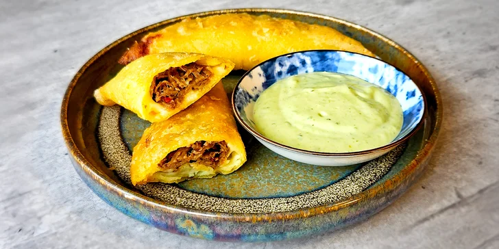 Venezuelské menu pro 1-2 osoby: plněné placky, masové kapsy, mozzarellové tyčinky i limonáda
