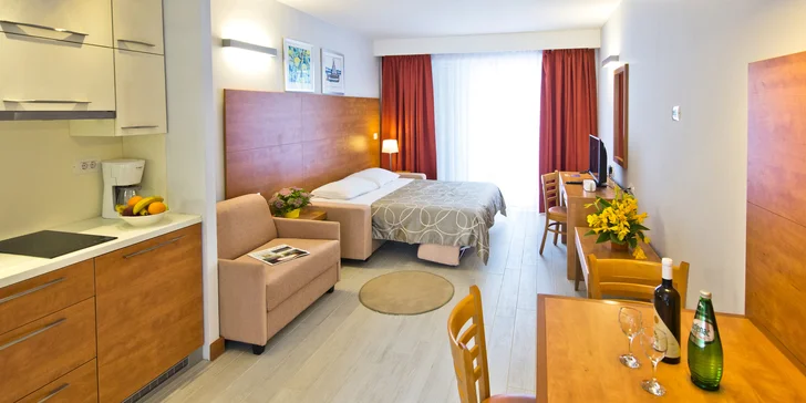 Apartmány v Dalmácii přímo u moře: možnost jídla a obří bazénový komplex
