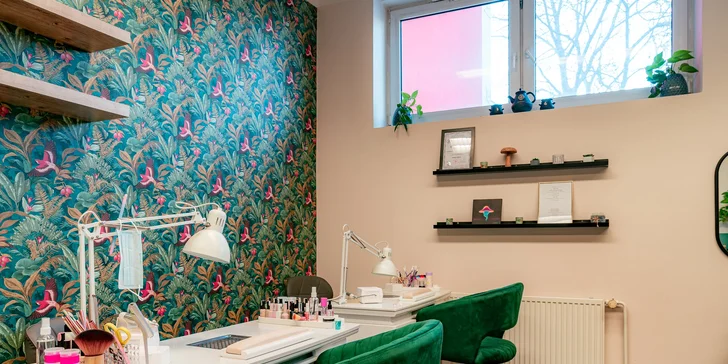 Klasická přístrojová manikúra a pedikúra s výživou nebo gel lakem