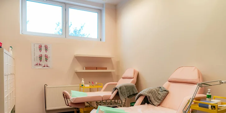 Klasická přístrojová manikúra a pedikúra s výživou nebo gel lakem