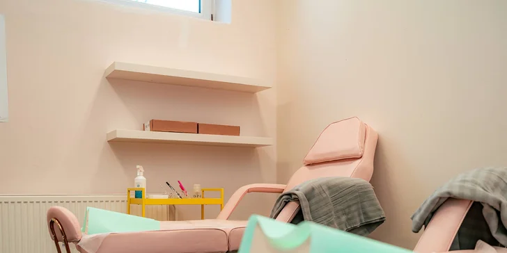 Klasická přístrojová manikúra a pedikúra s výživou nebo gel lakem