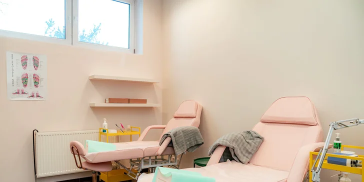 Klasická přístrojová manikúra a pedikúra s výživou nebo gel lakem