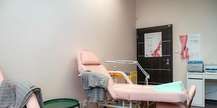 Klasická přístrojová manikúra a pedikúra s výživou nebo gel lakem
