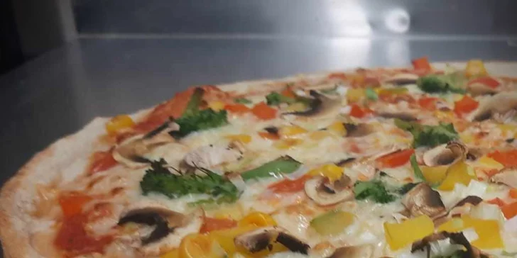 Až 2 pizzy podle výběru z 9 druhů na odnos s sebou nebo rozvoz