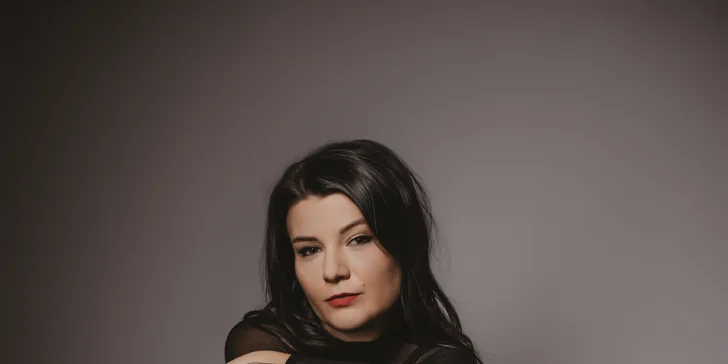 Glamour a Hollywood focení v ateliéru, vč. varianty s líčením a účesem (60–⁠⁠⁠⁠⁠⁠120 minut)