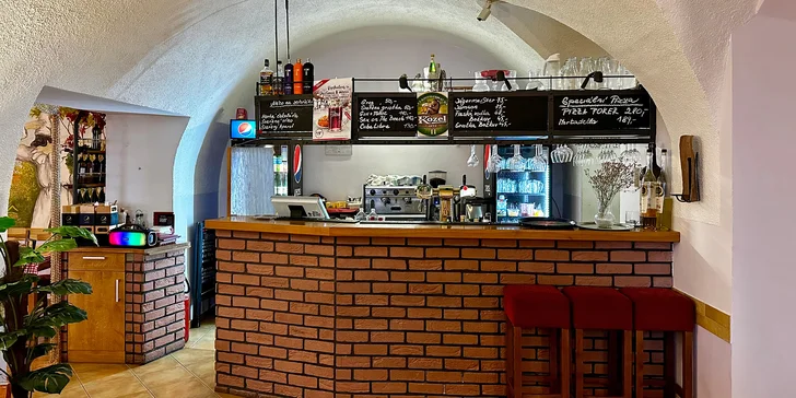 Pizza dle výběru pro 1 či 2 osoby: al pollo, prosciutto, sýrová i siciliana