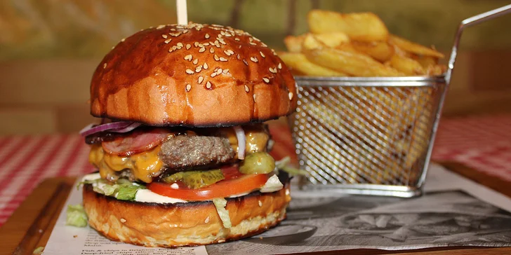 Šťavnatý burger s hovězím a čedarem vč. hranolků pro 1-2 osoby