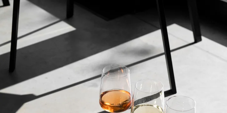 Lahev bílého, růžového nebo červeného vína a tapas pro 2 osoby v kavárně a vinárně Kofínno