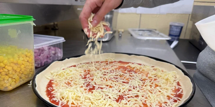 Až 2 pizzy podle výběru z 9 druhů na odnos s sebou nebo rozvoz