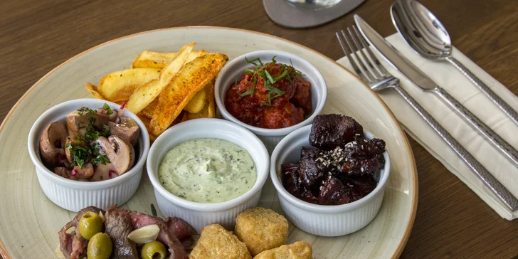 Stmívání s chutí tapas: masové nebo vegetariánské pro 2 osoby, marinované hovězí, bůček i nakládaná feta