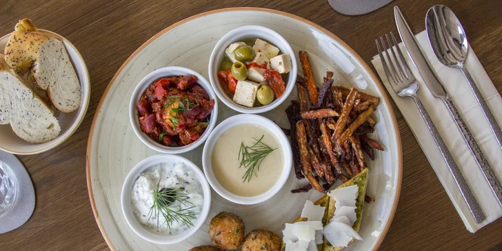 Stmívání s chutí tapas: masové nebo vegetariánské pro 2 osoby, marinované hovězí, bůček i nakládaná feta