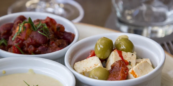 Stmívání s chutí tapas: masové nebo vegetariánské pro 2 osoby, marinované hovězí, bůček i nakládaná feta