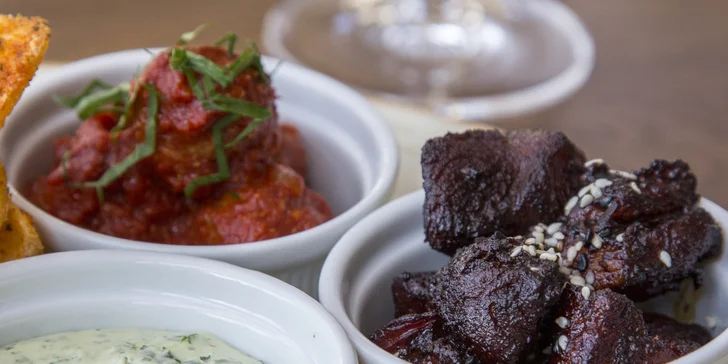 Stmívání s chutí tapas: masové nebo vegetariánské pro 2 osoby, marinované hovězí, bůček i nakládaná feta