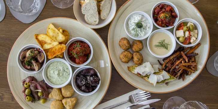 Stmívání s chutí tapas: masové nebo vegetariánské pro 2 osoby, marinované hovězí, bůček i nakládaná feta