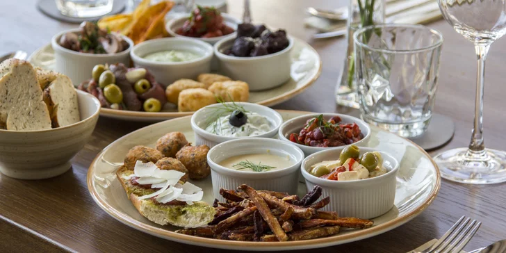 Stmívání s chutí tapas: masové nebo vegetariánské pro 2 osoby, marinované hovězí, bůček i nakládaná feta
