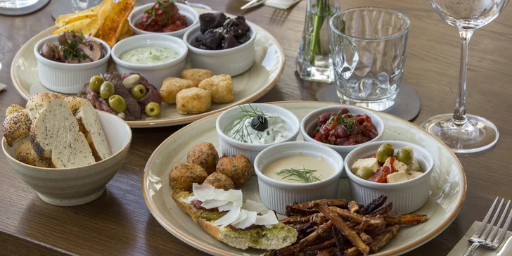 Stmívání s chutí tapas: masové nebo vegetariánské pro 2 osoby, marinované hovězí, bůček i nakládaná feta